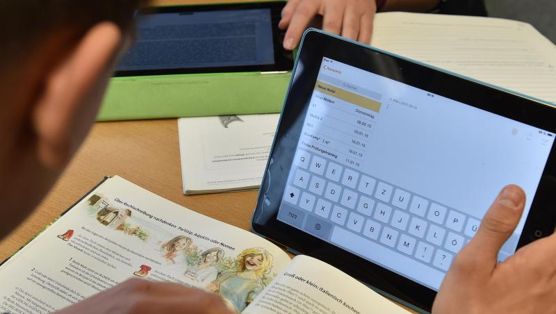 Mit dem Digitalpakt Schule sollen fünf Milliarden Euro vom Bund an die Länder fließen. Aber das "Wie" ist noch ungeklärt. Mit dem Digitalpakt Schule sollen fünf Milliarden Euro vom Bund an die Länder fließen. Aber das "Wie" ist noch ungeklärt.