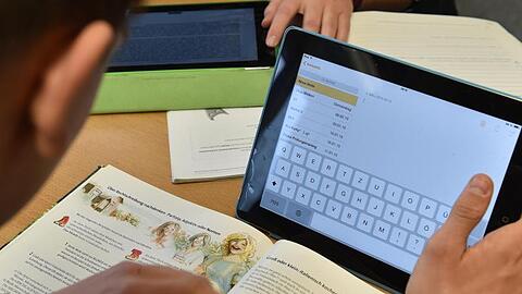 Mit dem Digitalpakt Schule sollen fünf Milliarden Euro vom Bund an die Länder fließen. Aber das "Wie" ist noch ungeklärt.