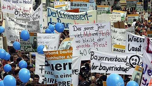 Demonstrieren weniger: Deutsche Milchbauern. Demonstrieren weniger: Deutsche Milchbauern.