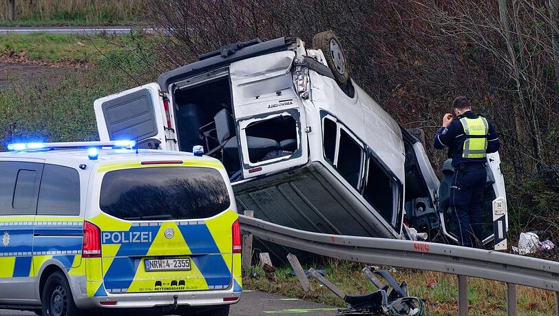 Der Transporter &uuml;berschlug sich bei dem Unfall.