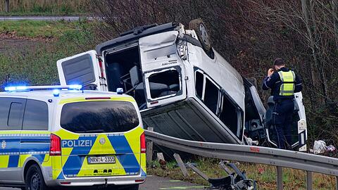 Der Transporter &uuml;berschlug sich bei dem Unfall.