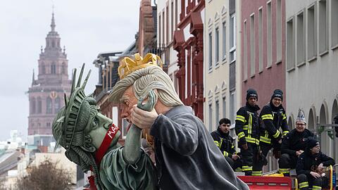 Auf einem Mainzer Motivwagen bedr&auml;ngte US-Pr&auml;sident Trump die Freiheitsstatue.