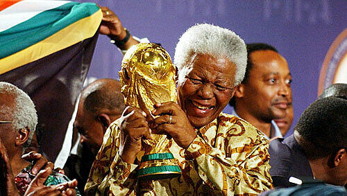 Er ist schon Weltmeister: Friedensnobelpreisträger Nelson Mandela im Mai 2004, als das Turnier nach Südarfrika vergeben wurde. Er ist schon Weltmeister: Friedensnobelpreisträger Nelson Mandela im Mai 2004, als das Turnier nach Südarfrika vergeben wurde.