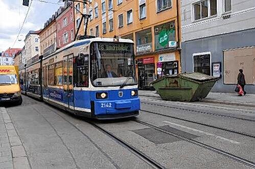 An vielen Stellen in München wird's eng, wenn die Trambahn andüst. Im Fall des 22-Jährigen war aber eindeutig: Der Student war betrunken und geriet deshalb auf die Schienen. (Symbolbild)