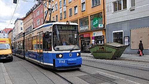 An vielen Stellen in München wird's eng, wenn die Trambahn andüst. Im Fall des 22-Jährigen war aber eindeutig: Der Student war betrunken und geriet deshalb auf die Schienen. (Symbolbild) An vielen Stellen in München wird's eng, wenn die Trambahn andüst. Im Fall des 22-Jährigen war aber eindeutig: Der Student war betrunken und geriet deshalb auf die Schienen. (Symbolbild)