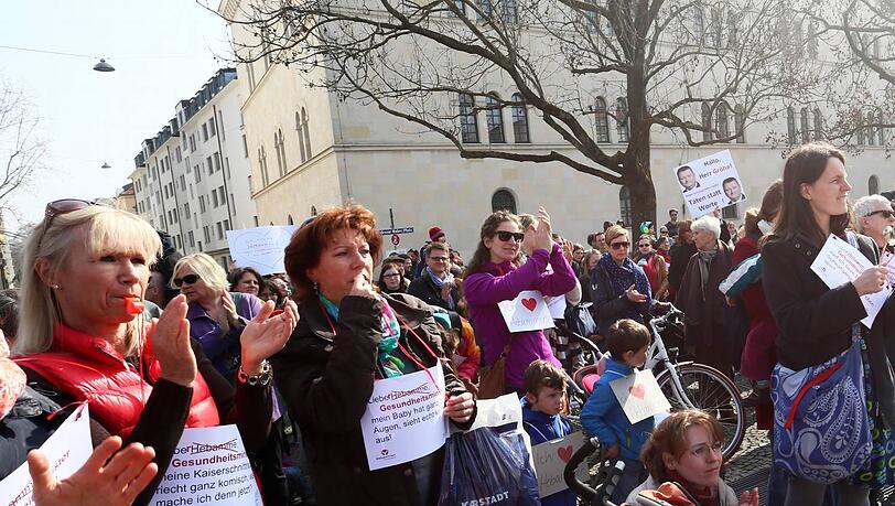 Viele Eltern sind auch zur Demo vor der Münchner Uni kommen, um ihre Solidarität mit den Hebammen zu zeigen. Viele Eltern sind auch zur Demo vor der Münchner Uni kommen, um ihre Solidarität mit den Hebammen zu zeigen.
