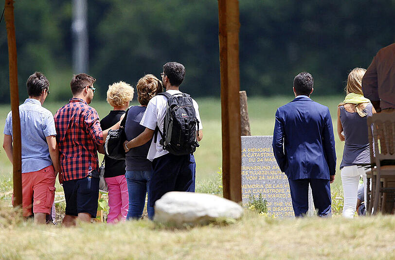 Genau vier Monate nach der Germanwings-Katastrophe gedenken Angehörige in den französischen Alpen der Opfer.