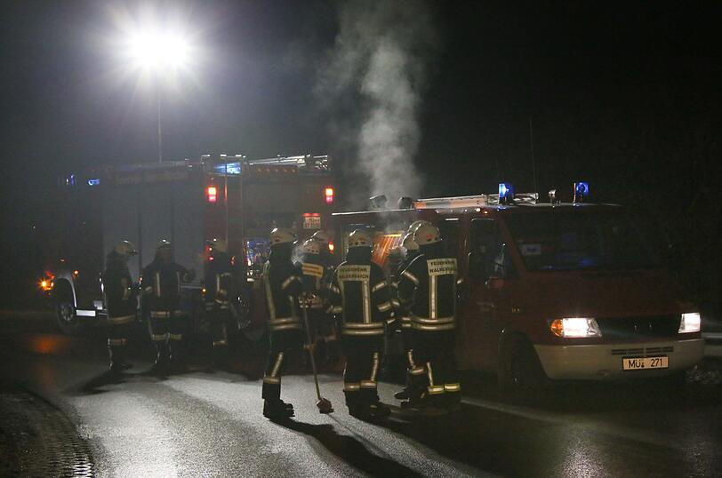 Am Donnerstagabend ist ein Mann auf glatter Straße in den Gegenverkehr geraten und frontal mit dem Auto eines 23-Jährigen zusammengestoßen.