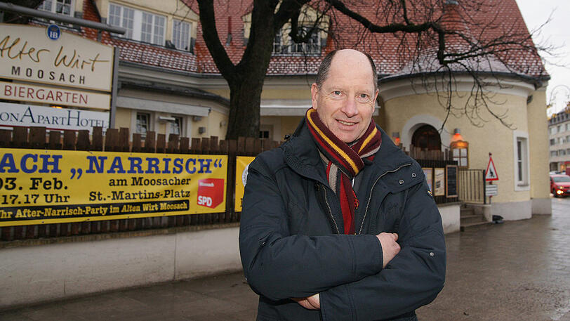 Wolfgang Kuhn ist der neue Bezirksausschusschef von Moosach, hier steht er vor dem Alten Wirt, ein Gasthaus, das bald den Pächter wechselt.