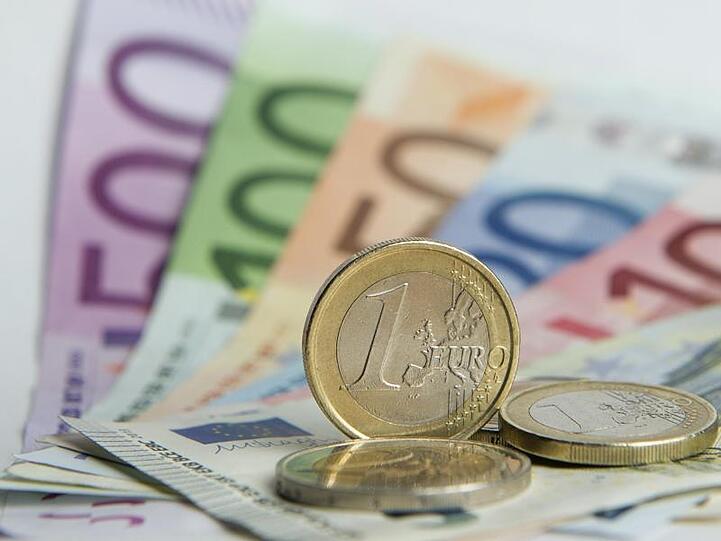 Euro-Banknoten und Münzen. Foto: Daniel Reinhardt/Archivbild