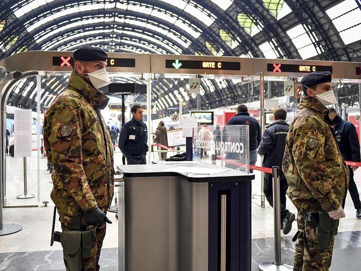 Soldaten der italienischen Armee am Hauptbahnhof von Mailand.