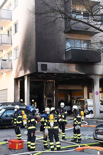 Den entstandenen Schaden schätzt die Feuerwehr auf rund 100.000 Euro.
