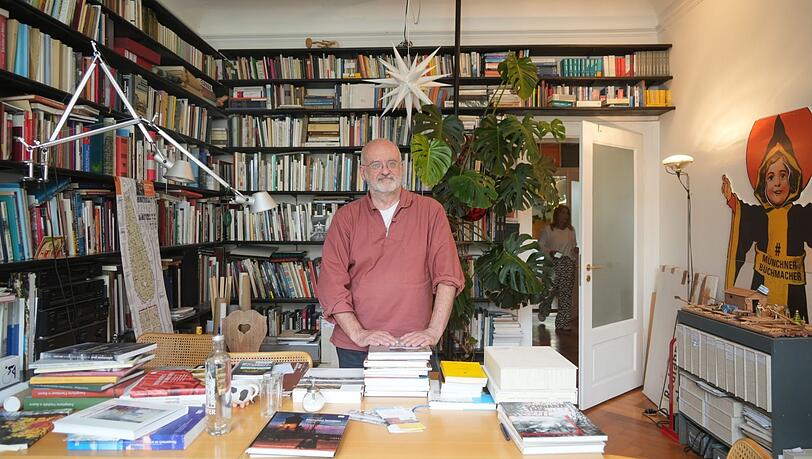 Bücher bis unter die Decke, gezählt hat er sie nie: der Münchner Verleger Franz Schiermeier zuhause in der Ludwigsvorstadt in seinem Arbeitszimmer. Bücher bis unter die Decke, gezählt hat er sie nie: der Münchner Verleger Franz Schiermeier zuhause in der Ludwigsvorstadt in seinem Arbeitszimmer.