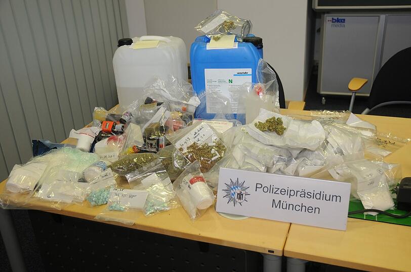 Buntes Drogen-Allerlei: In der Giesinger Wohnung eines 44-jährigen Österreichers findet ein Sondereinsatzkommando der Polizei Amphetamine, Methamphetamine, Kokain, Ecstasy-Tabletten, Poppers, LSD, Ketamin und Liquid Ecstasy in größeren Mengen.