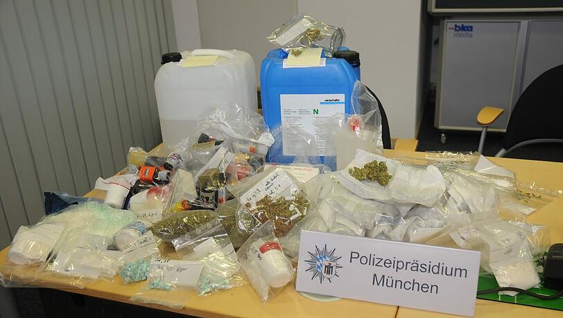 Buntes Drogen-Allerlei: In der Giesinger Wohnung eines 44-jährigen Österreichers findet ein Sondereinsatzkommando der Polizei Amphetamine, Methamphetamine, Kokain, Ecstasy-Tabletten, Poppers, LSD, Ketamin und Liquid Ecstasy in größeren Mengen. Buntes Drogen-Allerlei: In der Giesinger Wohnung eines 44-jährigen Österreichers findet ein Sondereinsatzkommando der Polizei Amphetamine, Methamphetamine, Kokain, Ecstasy-Tabletten, Poppers, LSD, Ketamin und Liquid Ecstasy in größeren Mengen.