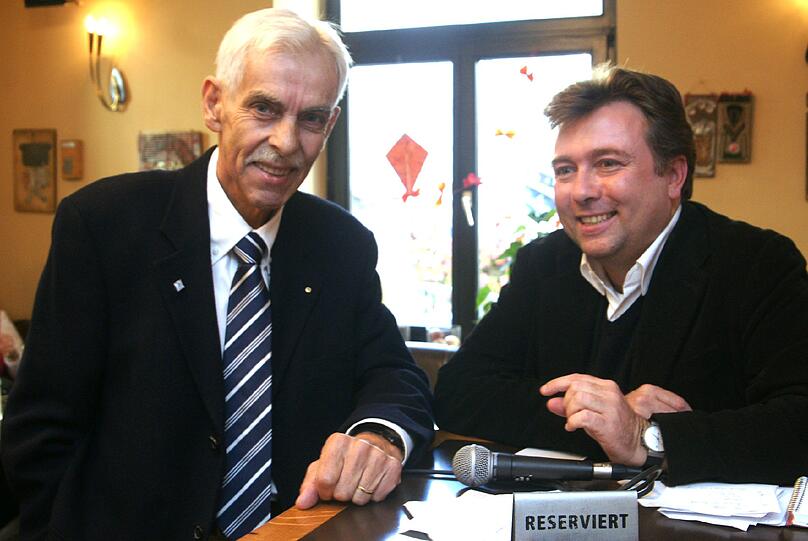 Im AZ-Café: Löwen-Präsident Dieter Schneider mit AZ-Sportchef Gunnar Jans
