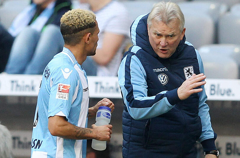 Für Löwen-Trainer Benno Möhlmann, hier mit Daylon Claasen, geht's am 7. Januar wieder los.