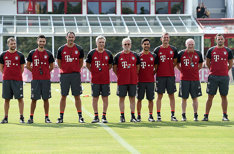 Das neue Trainerteam mit (r-l) Torwarttrainer Toni Tapalovic, Co-Trainer Hermann Gerland, Leiter Gesundheit und Fitness Holger Broich, Ernährungsberater Mino Fulco, Fitnesstrainer Giovanni Mauri, Cheftrainer Carlo Ancelotti, Co-Trainer Paul Clement, Co-Trainer Davide Ancelotti, Fitnesstrainer Francesco Mauri.