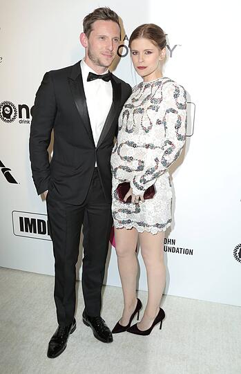 Die "House Of Cards"-Schauspielerin Kate Mara kam mit ihrem Ehemann Jamie Bell zur Party und präsentierte stolz ihren Babybauch im Mini-Dress.