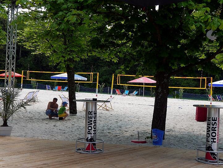Mit feinem weißem Sand: der neue Strand neben der Regatta-Anlage.