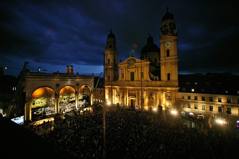 Klassik am Odeonsplatz ist mit insgesamt 16 000 Besuchern auf jeden Fall eine Großveranstaltung. Ob die Konzerte der Münchner Philharmoniker und des BR-Symphonieorchesters verlegt, verschoben oder verkleinert werden, ist derzeit noch Thema interner Beratungen.