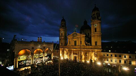 Klassik am Odeonsplatz ist mit insgesamt 16 000 Besuchern auf jeden Fall eine Großveranstaltung. Ob die Konzerte der Münchner Philharmoniker und des BR-Symphonieorchesters verlegt, verschoben oder verkleinert werden, ist derzeit noch Thema interner Beratungen.