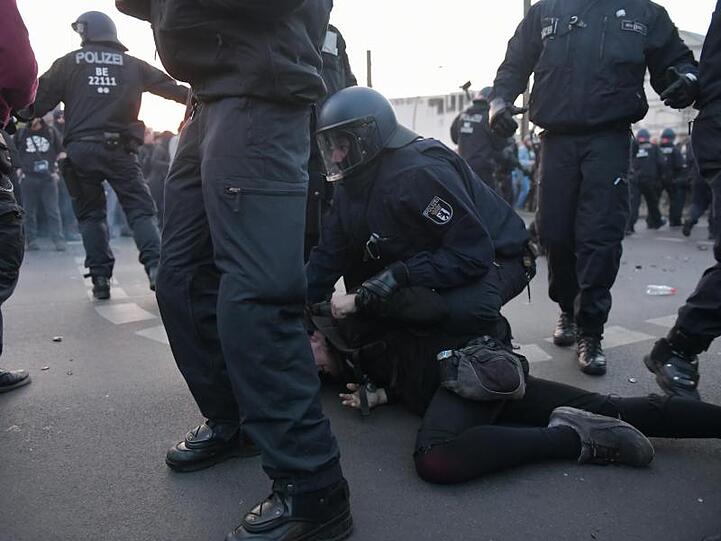 Polizisten haben bei der linksradikalen "Revolutionäre 1. Mai-Demonstration" einen Demonstranten festgesetzt.