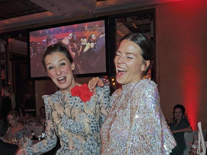 Alexandra Maria Lara (l) und Jessica Schwarz amüsieren sich wie Bolle.