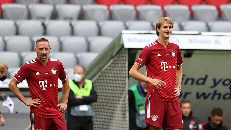 Legenden unter sich: Franck Ribéry (l.) und Tennis-Olympiasieger Alexander Zverev im Bayern-Dress in der Arena.