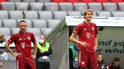 Legenden unter sich: Franck Ribéry (l.) und Tennis-Olympiasieger Alexander Zverev im Bayern-Dress in der Arena.