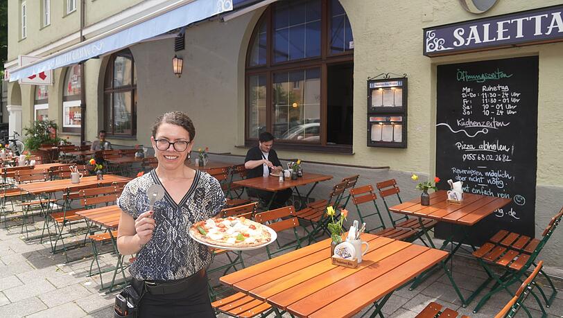 Hier gibt es den vielleicht günstigsten Espresso der Stadt. Zum Essen gibt es klassisch Pizza, wie Mitarbeiterin Alina zeigt – und einen täglich wechselnden Mittagstisch.