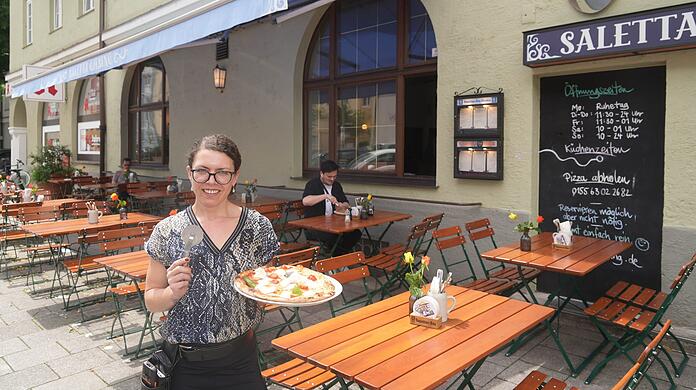 Hier gibt es den vielleicht günstigsten Espresso der Stadt. Zum Essen gibt es klassisch Pizza, wie Mitarbeiterin Alina zeigt – und einen täglich wechselnden Mittagstisch.