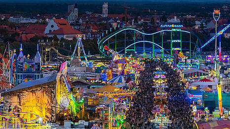 Schon bevor das Oktoberfest in wenigen Wochen losgeht, versucht ein junger Münchner das ganz große Geld zu machen.