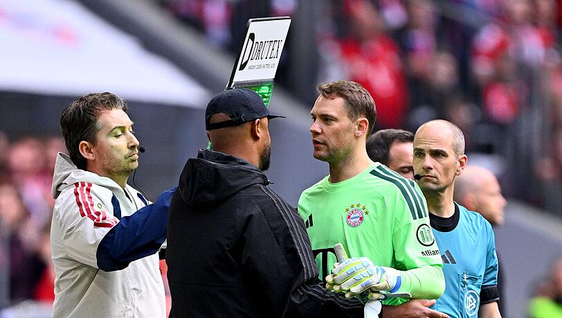 Manuel Neuer (grünes Trikot) wird im letzten Bundesliga-Spiel dieser Saison ausgewechselt. Manuel Neuer (grünes Trikot) wird im letzten Bundesliga-Spiel dieser Saison ausgewechselt.
