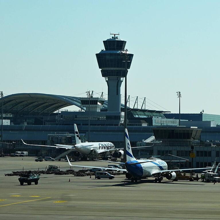 Am M&uuml;nchner Flughafen soll ein Abschiebeterminal entstehen. OB Dominik Krause ist dagegen. F&uuml;r diese Haltung bekommt er nun Kritik.