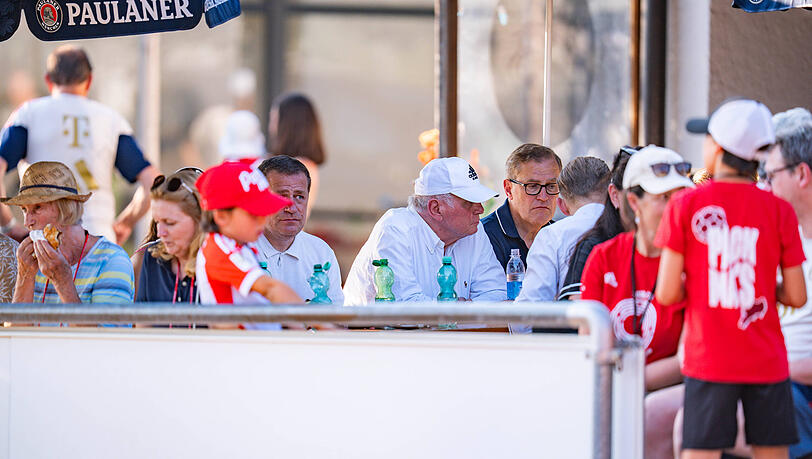 Die Granden des FC Bayern schauen die Partie am Tegernsee.