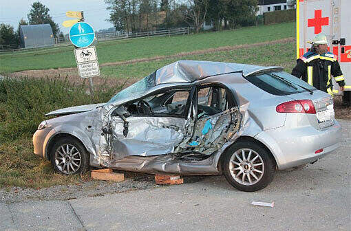 Auf der B12 bei Birkach kam es am Donnerstagmorgen zu einem schweren Verkehrsunfall mit tödlichen Folgen.