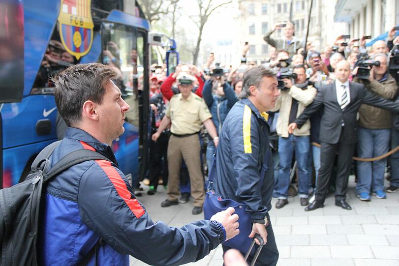 Hier kommt der FC Barcelona in München am Bayerischen Hof an. Die Bilder