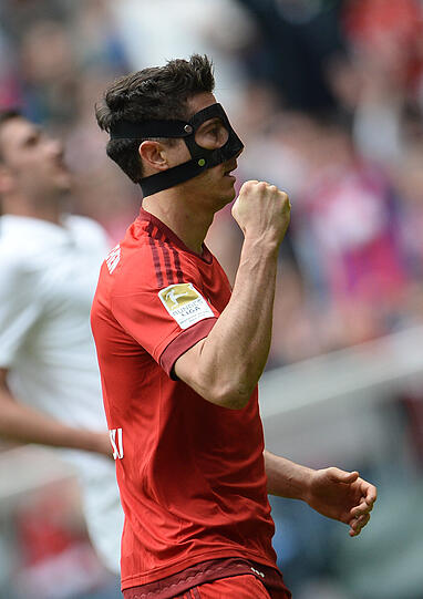 ROBERT LEWANDOWSKI &ndash; NOTE 2:

Wieder als Maskenmann auf der Jagd nach der Torjägerkanone. Durfte beim Elfer ran. Nummer 17. Wollte aber noch unbedingt Nummer 18 und 19. Gab dafür alles, wurde aber in der 73. von Pep gestoppt.