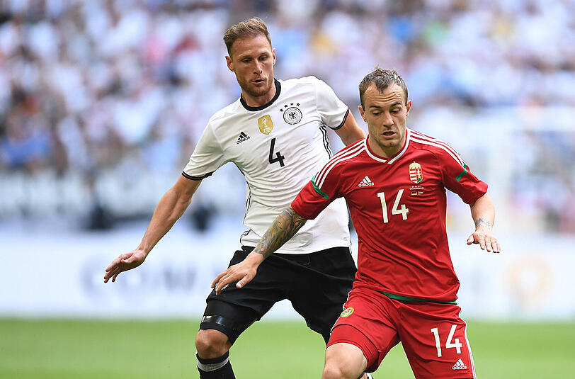 Benedikt Höwedes: Note 4. Als rechter Außenverteidiger mit einer soliden Abwehrarbeit, offensiv in seinem Stadion aber ohne Wirkung.