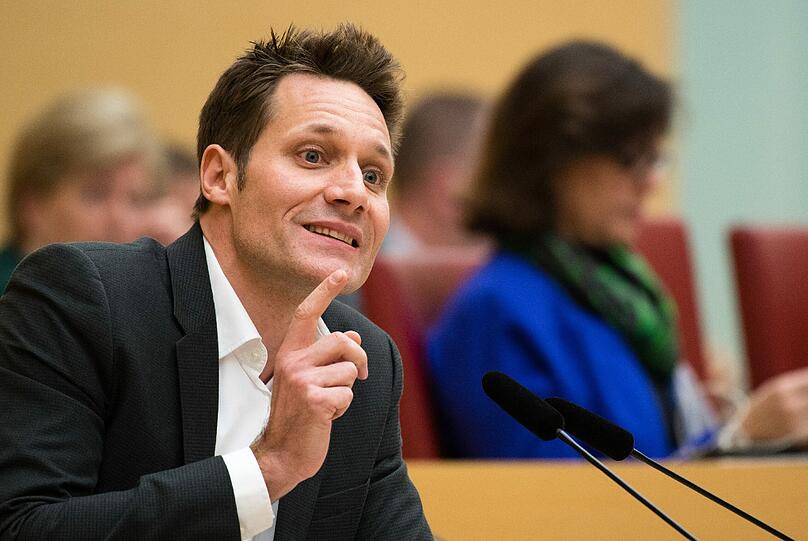 Ludwig Hartmann, Fraktionsvorsitzende von Bündnis 90/Die Grünen im Bayerischen Landtag, spricht nach Mitternacht.