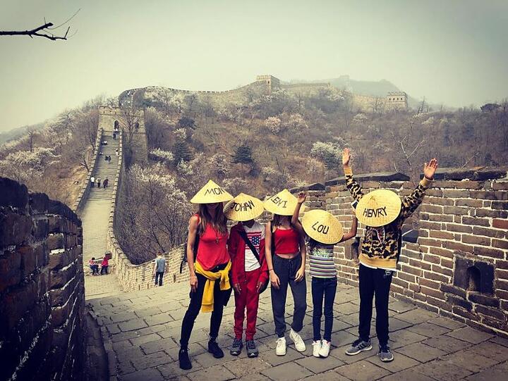 Der etwas andere Laufsteg: Topmodel-Mama Heidi Klum mit ihren vier Kindern auf der Chinesischen Mauer.