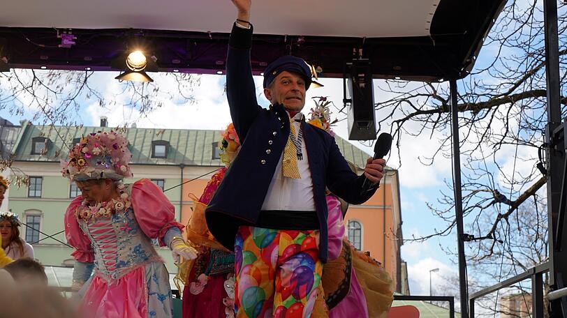Der Tanz der Marktweiber am Viktualienmarkt gehört zu den Höhepunkten des Münchner Faschings und lockt jedes Jahr viele Besucher an.