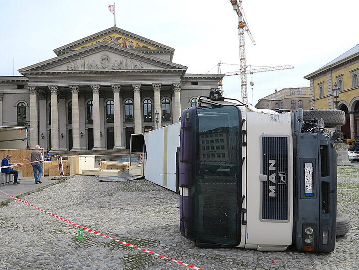 Vor dem Nationaltheater liegt ein umgekippter Lkw - die Bilder.