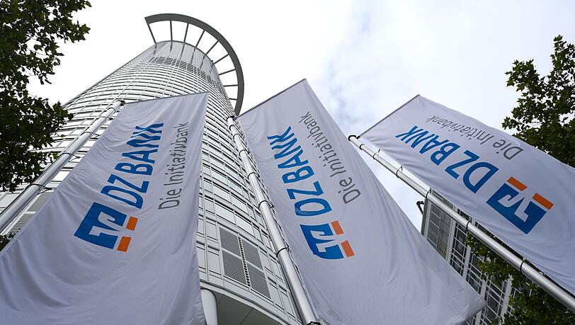 Logo-Flaggen wehen vor dem Bürohochhaus der DZ Bank in Frankfurt. Das Institut rechnet mit Rekord-Dividenden bei deutschen Börsenunternehmen.