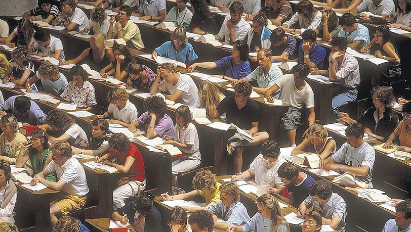 Sieht nicht gerade nach Freilandhaltung aus: Studenten in einem brechend vollen Hörsaal. Sieht nicht gerade nach Freilandhaltung aus: Studenten in einem brechend vollen Hörsaal.