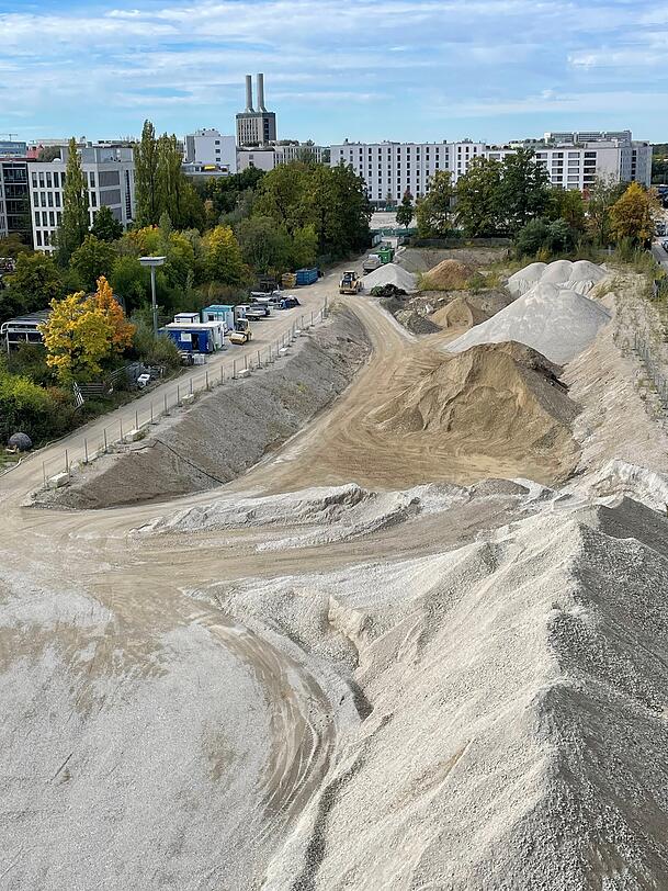 Aktuell sind 300 Wohnungen im Quartier vorgesehen – dort, wo sich jetzt Schuttberge türmen. Links: die U-Bahn-Station Aidenbachstraße.