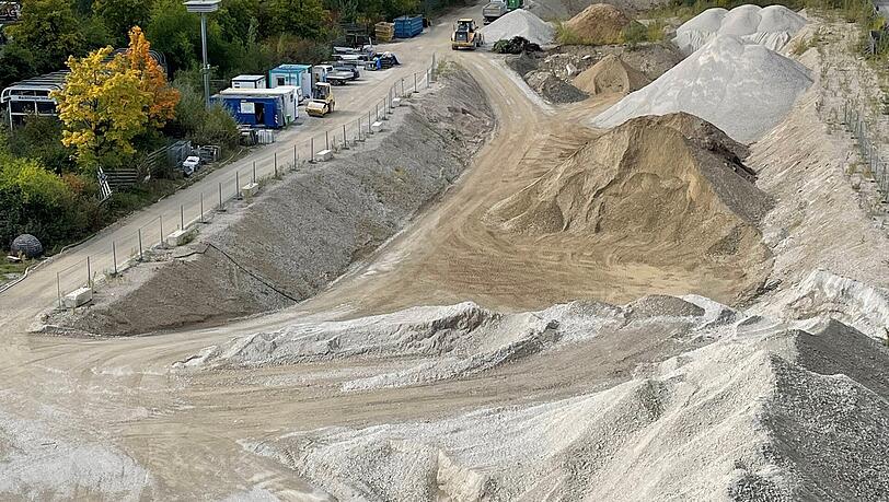 Aktuell sind 300 Wohnungen im Quartier vorgesehen – dort, wo sich jetzt Schuttberge türmen. Links: die U-Bahn-Station Aidenbachstraße. Aktuell sind 300 Wohnungen im Quartier vorgesehen – dort, wo sich jetzt Schuttberge türmen. Links: die U-Bahn-Station Aidenbachstraße.