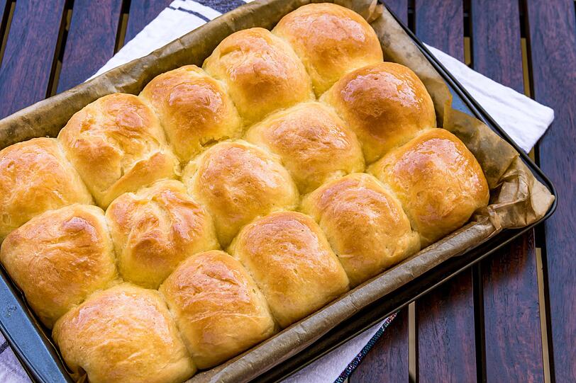 Geformte Hefeteig-Brötchen können über Nacht auf dem Backblech oder in einer Springform ruhen, um weiter aufzugehen. Auch dieser Zwischenschritt sorgt für mehr Geschmack. Am Morgen muss dann nur noch der Ofen eingestellt werden, um die Brötchen knusprig zu backen. Als besonders praktisch haben sich vor allem Brötchen-Springformen erwiesen, die mit den geformten Teiglingen bestückt werden. Geformte Hefeteig-Brötchen können über Nacht auf dem Backblech oder in einer Springform ruhen, um weiter aufzugehen. Auch dieser Zwischenschritt sorgt für mehr Geschmack. Am Morgen muss dann nur noch der Ofen eingestellt werden, um die Brötchen knusprig zu backen. Als besonders praktisch haben sich vor allem Brötchen-Springformen erwiesen, die mit den geformten Teiglingen bestückt werden.