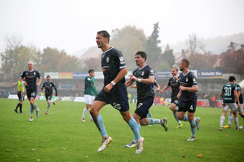 Erlösung im Herbststurm kurz nach der Pause: Lasse Faßmann, Lance Fiedler, Damjan Dordan, Cristian Leone, Christian Eberwein und Felix Weber (v.l.) drehen jubelnd ab. Verantwortlich für Sechzigs Führungstreffer ist allerdings Eichstätts Bastian Bösl (nicht im Bild) per Eigentor. Erlösung im Herbststurm kurz nach der Pause: Lasse Faßmann, Lance Fiedler, Damjan Dordan, Cristian Leone, Christian Eberwein und Felix Weber (v.l.) drehen jubelnd ab. Verantwortlich für Sechzigs Führungstreffer ist allerdings Eichstätts Bastian Bösl (nicht im Bild) per Eigentor.